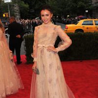 Lily Collins en la alfombra roja de la Gala del MET 2012