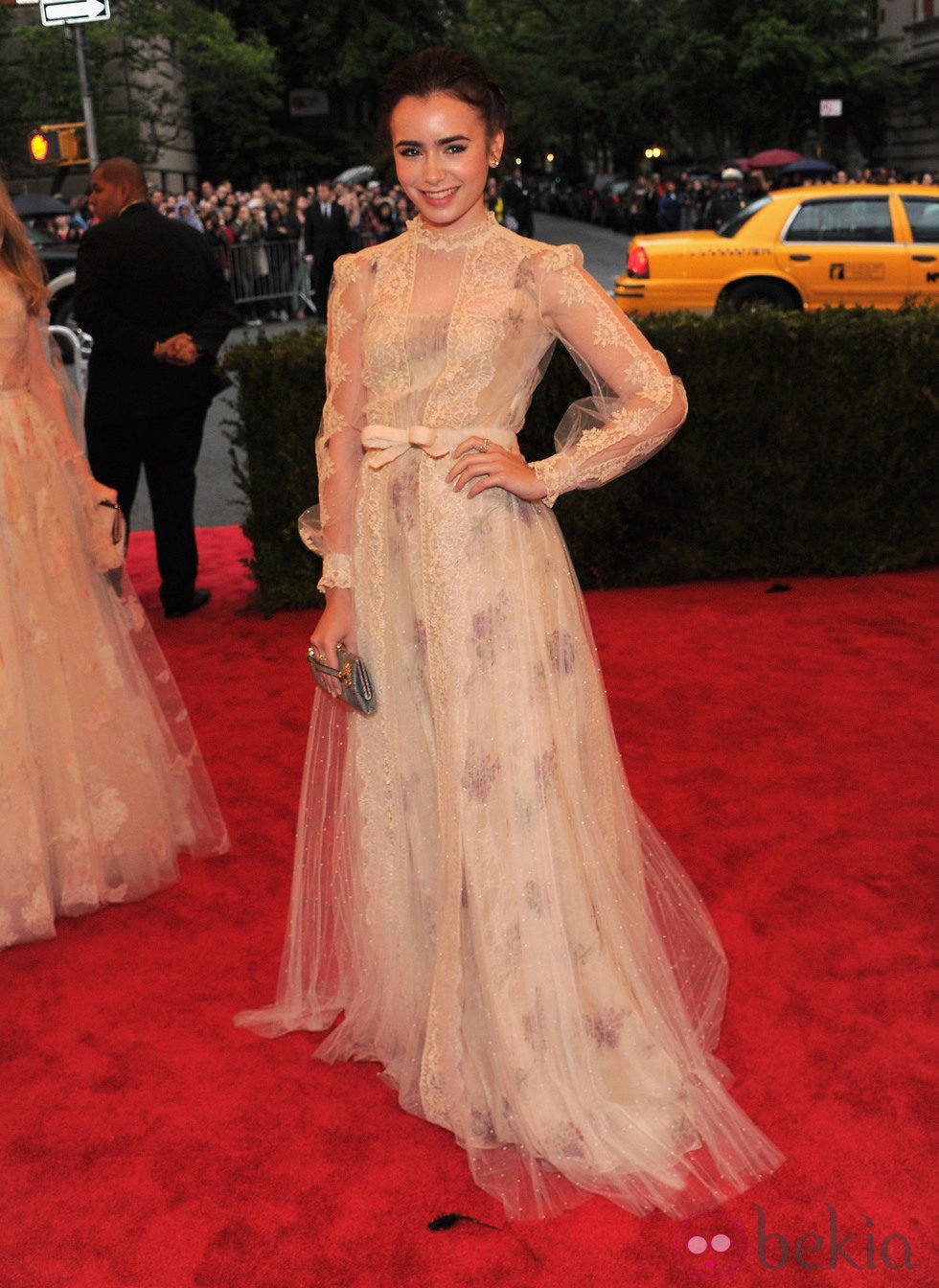 Lily Collins en la alfombra roja de la Gala del MET 2012