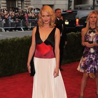 Amber Valletta en la alfombra roja de la Gala del MET 2012