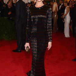 Rosie Huntington-Whiteley en la alfombra roja de la Gala del MET 2012