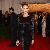 Rosie Huntington-Whiteley en la alfombra roja de la Gala del MET 2012