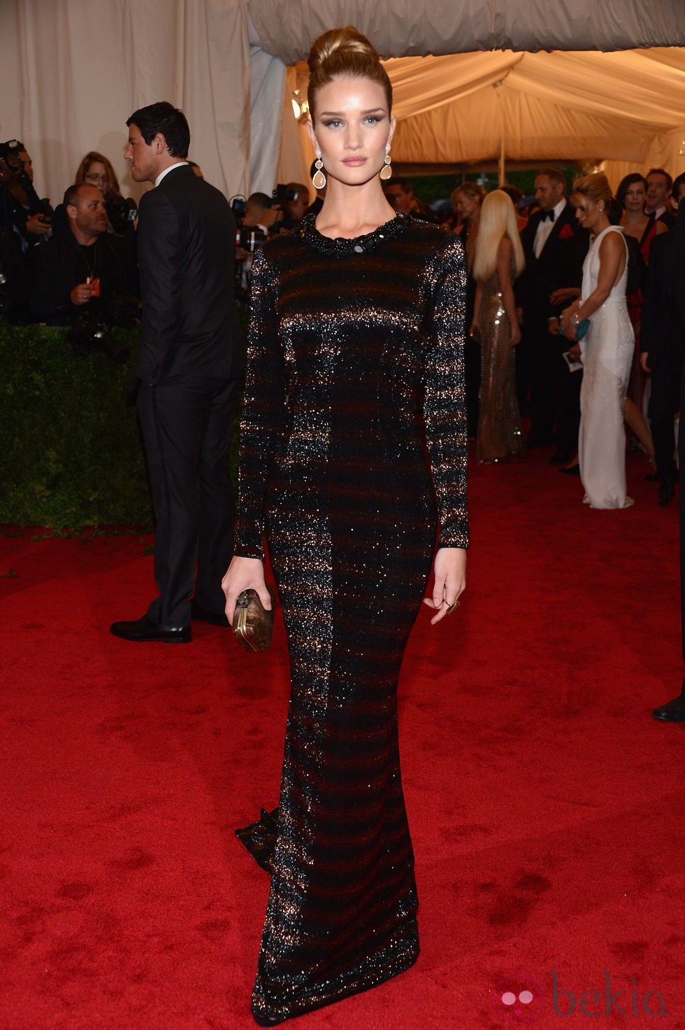 Rosie Huntington-Whiteley en la alfombra roja de la Gala del MET 2012