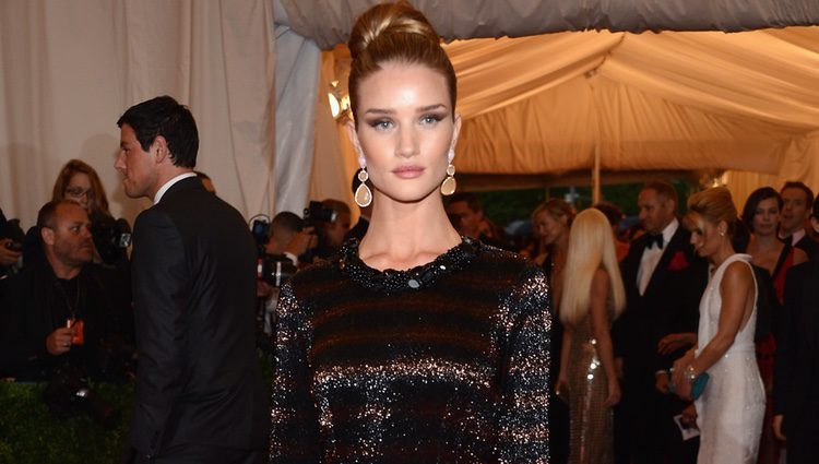 Rosie Huntington-Whiteley en la alfombra roja de la Gala del MET 2012