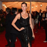 Gisele Bundchen en la alfombra roja de la Gala del MET 2012