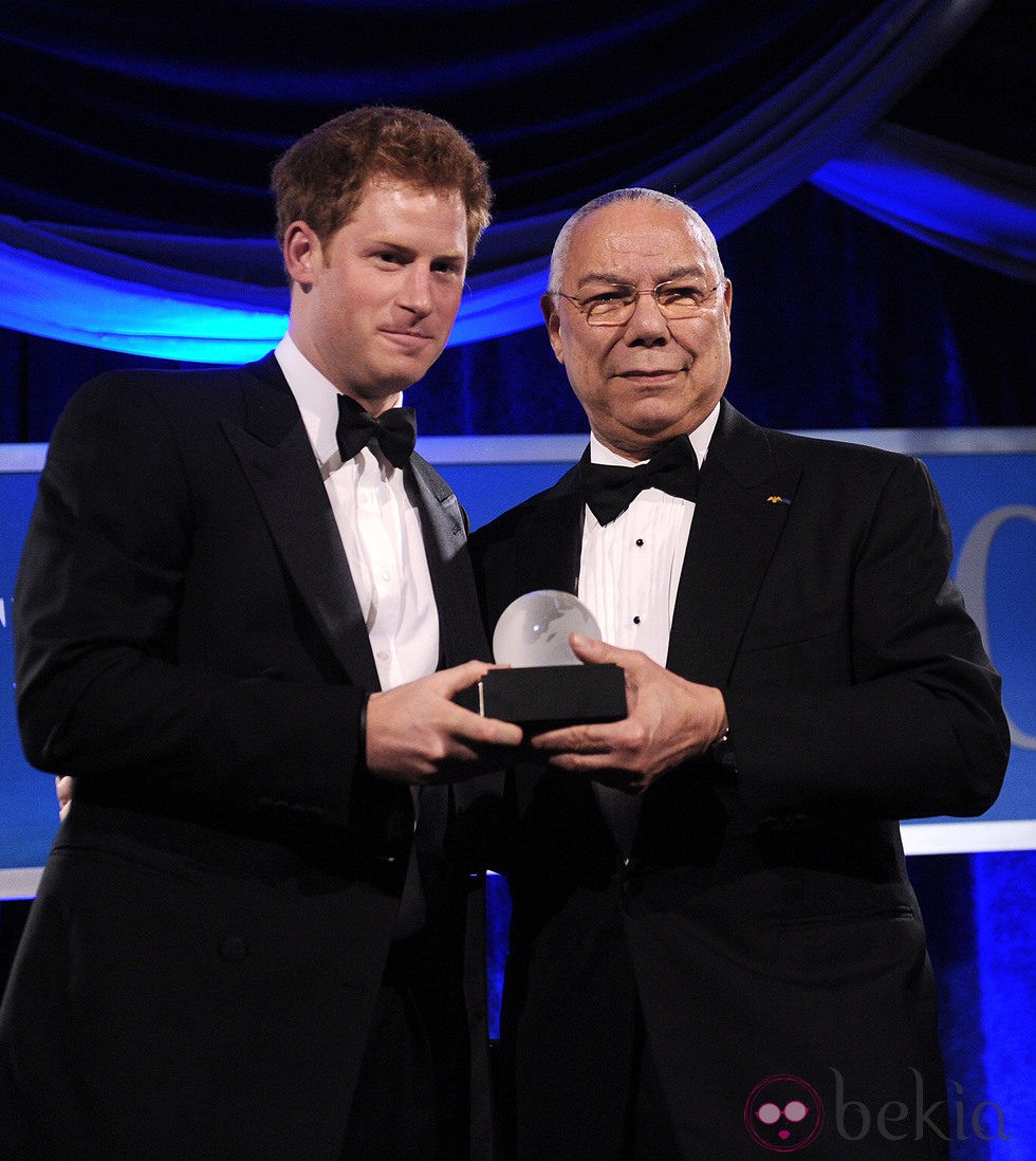 Colin Powell entrega el Atlantic Council's 2012 al Príncipe Harry