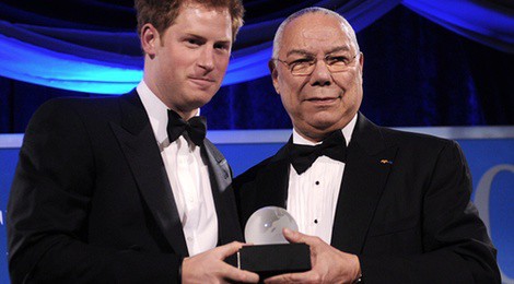 Colin Powell entrega el Atlantic Council's 2012 al Príncipe Harry