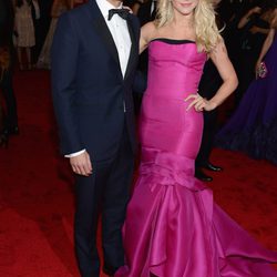 Ryan Seacrest y Julianne Hough en la alfombra roja de la Gala del MET 2012