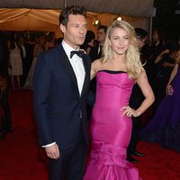 Ryan Seacrest y Julianne Hough en la alfombra roja de la Gala del MET 2012