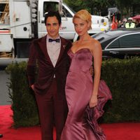 Zac Posen y Amber Heard en la alfombra roja de la Gala del MET 2012