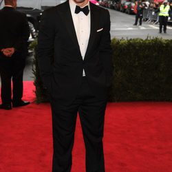 Tim Tebow en la alfombra roja de la Gala del MET 2012