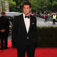 Tim Tebow en la alfombra roja de la Gala del MET 2012