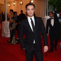 Ed Westwick en la alfombra roja de la Gala del MET 2012