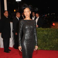 Rihanna en la alfombra roja de la Gala del MET 2012