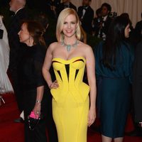 January Jones en la alfombra roja de la Gala del MET 2012