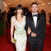 Jessica Biel y Justin Timberlake en la alfombra roja de la Gala del MET 2012