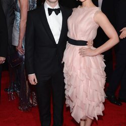 Daniel Radcliffe y Rose Hemingway en la alfombra roja de la Gala del MET 2012