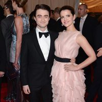 Daniel Radcliffe y Rose Hemingway en la alfombra roja de la Gala del MET 2012