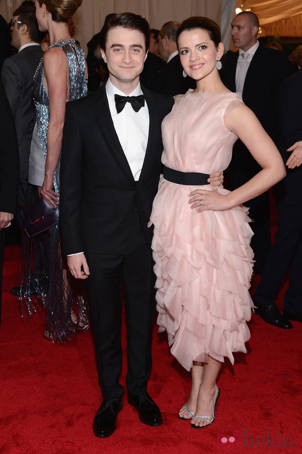 Daniel Radcliffe y Rose Hemingway en la alfombra roja de la Gala del MET 2012