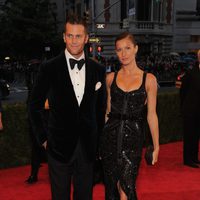 Gisele Bundchen y Tom Brady en la alfombra roja de la Gala del MET 2012