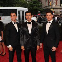 Nick Jonas, Kevin Jonas y Joe Jonas en la alfombra roja de la Gala del MET 2012