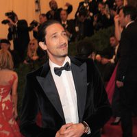 Adrien Brody en la alfombra roja de la Gala del MET 2012