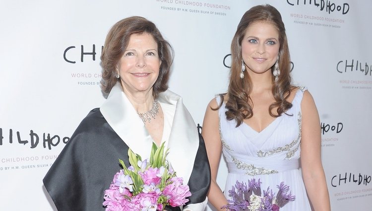 La Reina Silvia de Suecia y Magdalena de Suecia en la gala World Childhood Foundation en Nueva York