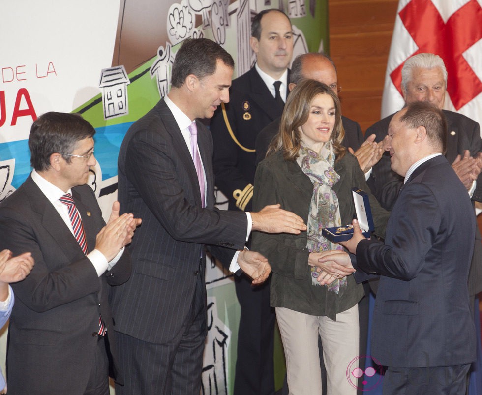 Los Príncipes entregan la Medalla de Oro de la Cruz Roja a Benigno Moreno