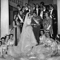 Los Reyes Juan Carlos y Sofía con su familia el día de su boda en 1962