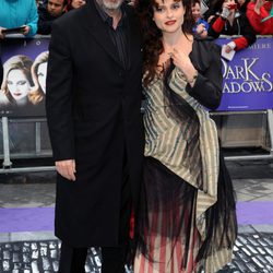 Tim Burton y Helena Bonham Carter en el estreno de 'Dark Shadows' en Los Angeles