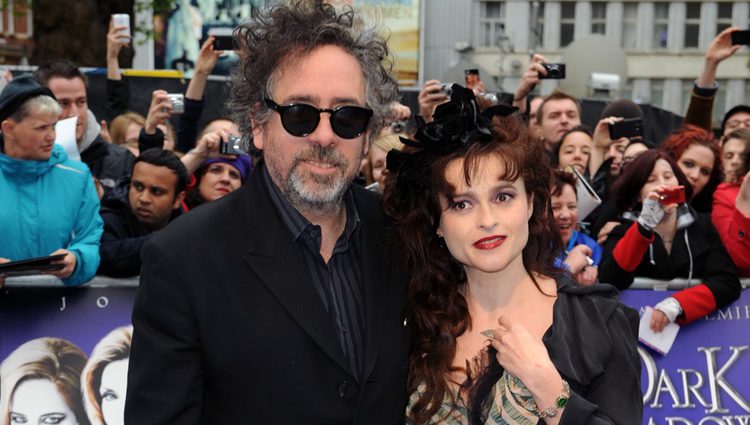 Tim Burton y Helena Bonham Carter en el estreno de 'Dark Shadows' en Los Angeles