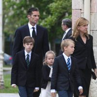 La infanta Cristina, Iñaki Urdangarín y sus cuatro hijos en el funeral de Juan Mari Urdangarín