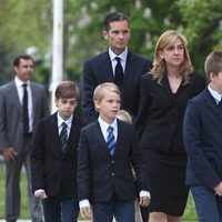 Pablo, Miguel, Irene, Juan e Iñaki Urdangarín junto a la infanta Cristina en el funeral de Juan Mari Urdangarin