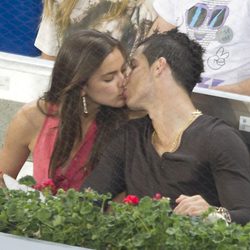 Cristiano Ronaldo e Irina Shayk se besan en el Masters 1000 de Madrid 2012