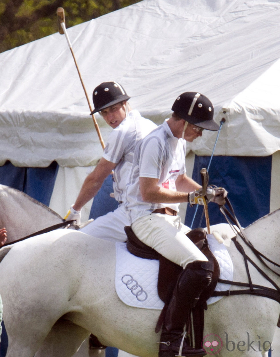 Los Príncipe Guillermo y Enrique de Inglaterra jugando al polo en Ascot