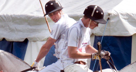 Los Príncipe Guillermo y Enrique de Inglaterra jugando al polo en Ascot