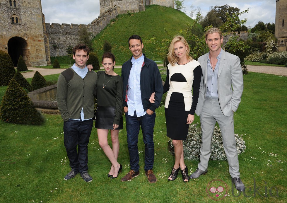 Sam Claflin, Kristen Stewart, Charlize Theron, Chris Hemsworth y el director Rupert Sanders