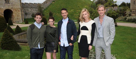 Sam Claflin, Kristen Stewart, Charlize Theron, Chris Hemsworth y el director Rupert Sanders