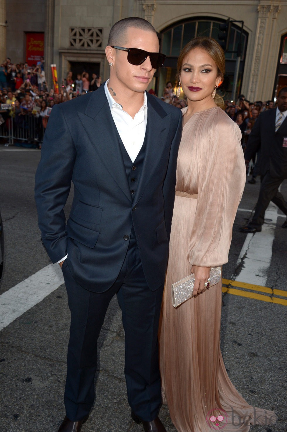 Jennifer Lopez y Casper Smart en el estreno de 'Qué esperar cuando estás esperando' en Los Angeles