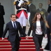 Nicolas Sarkozy y Carla Bruni abandonan el Elíseo cogidos de la mano