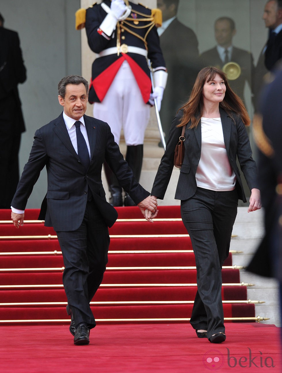 Nicolas Sarkozy y Carla Bruni abandonan el Elíseo cogidos de la mano