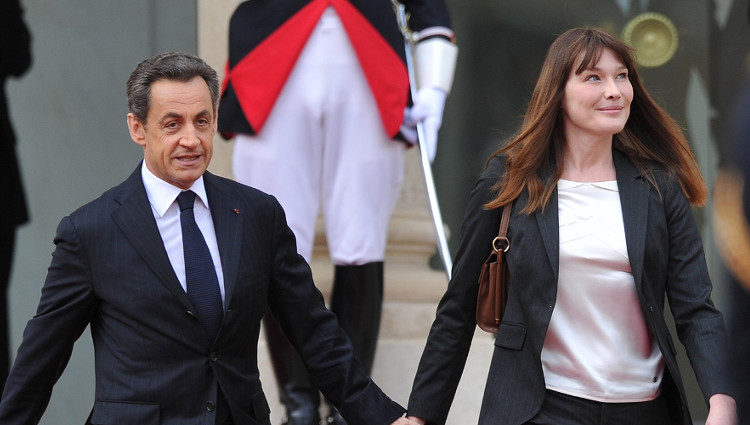 Nicolas Sarkozy y Carla Bruni abandonan el Elíseo cogidos de la mano