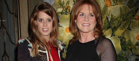 Beatriz de York y Sarah Ferguson en la gala Marie Curie Cancer Care Fundraiser