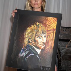 Kate Moss con un retrato de Ronnie Wood en la gala de la Marie Curie Cancer Fundraiser