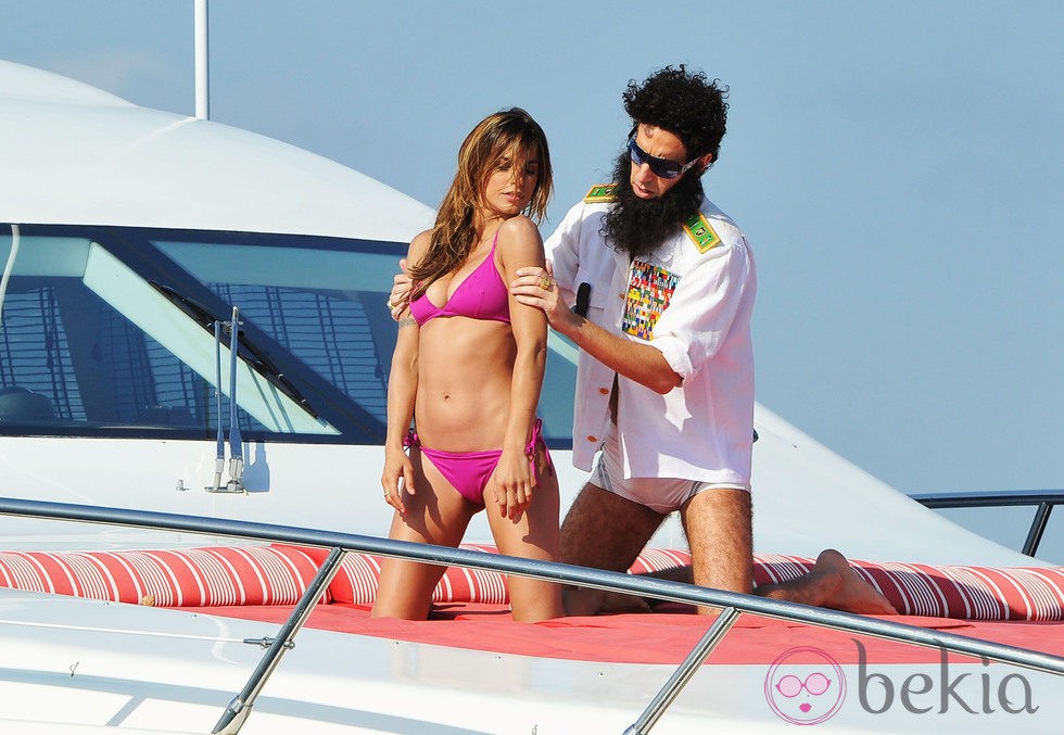 Sacha Baron Cohen y Elisabetta Canalis en Cannes