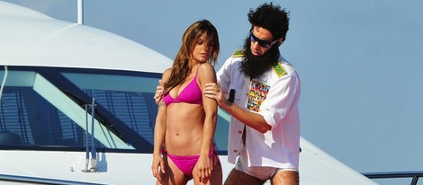 Sacha Baron Cohen y Elisabetta Canalis en Cannes