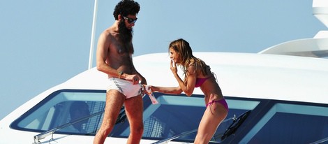 Elisabeta Canalis y Sascha Baron a bordo de un barco en Cannes