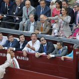 Cesar Jiménez lanza la montera a la Infanta Elena en la corrida de la Prensa