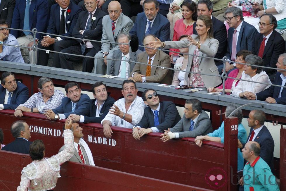 Cesar Jiménez lanza la montera a la Infanta Elena en la corrida de la Prensa