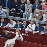 Cesar Jiménez lanza la montera a la Infanta Elena en la corrida de la Prensa