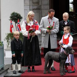 Los Príncipes Haakon y Mette-Marit y sus hijos en el Día Nacional de Noruega